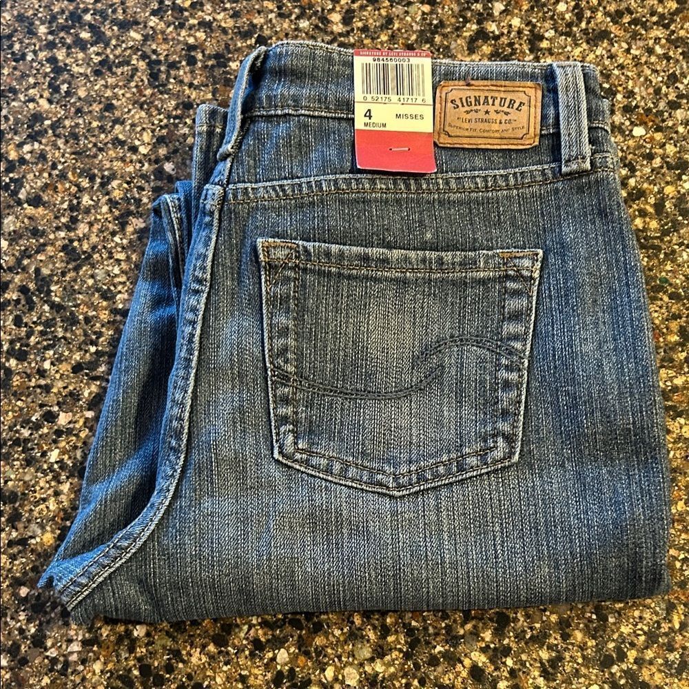NEW Levi’s Signature Classic Mid Rise Bootcut Jeans - Picture 3 of 7